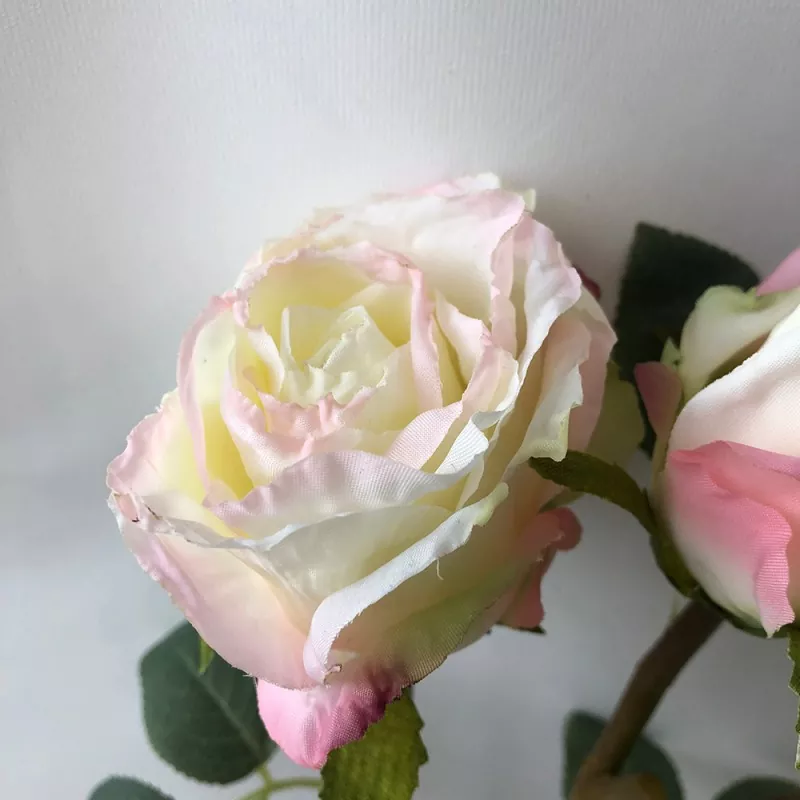 Künstliches Rosenspray