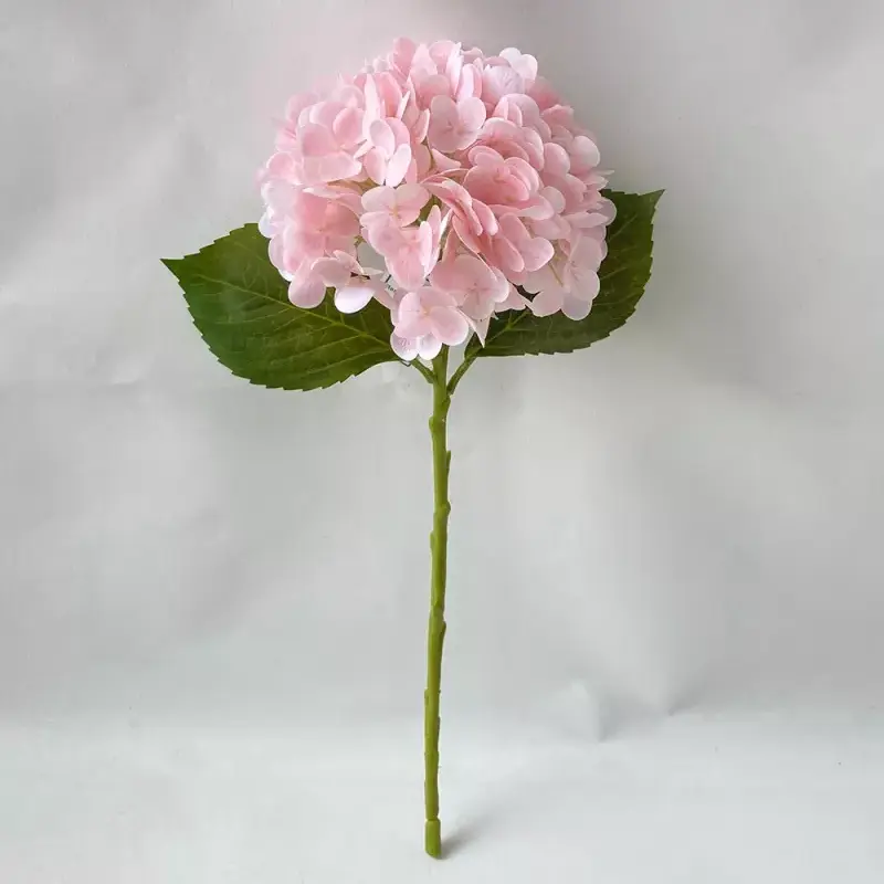 Echte Berührung künstlicher Hortensie